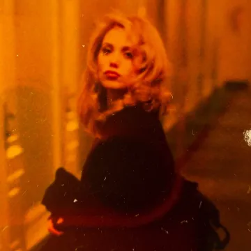 Publicación de Elizabeth Berkley en Instagram (16 ago 2026)