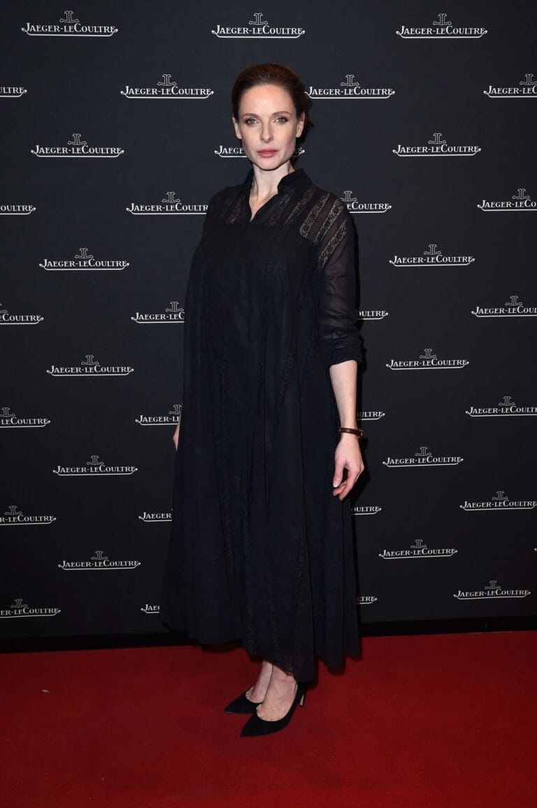 Rebecca Ferguson: Luce un vestido largo negro con detalles de encaje y mangas largas, que aporta…