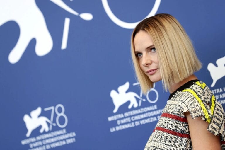 Rebecca Ferguson: Luce un vestido de texturas complejas en tonos neutros con detalles en amarillo y…