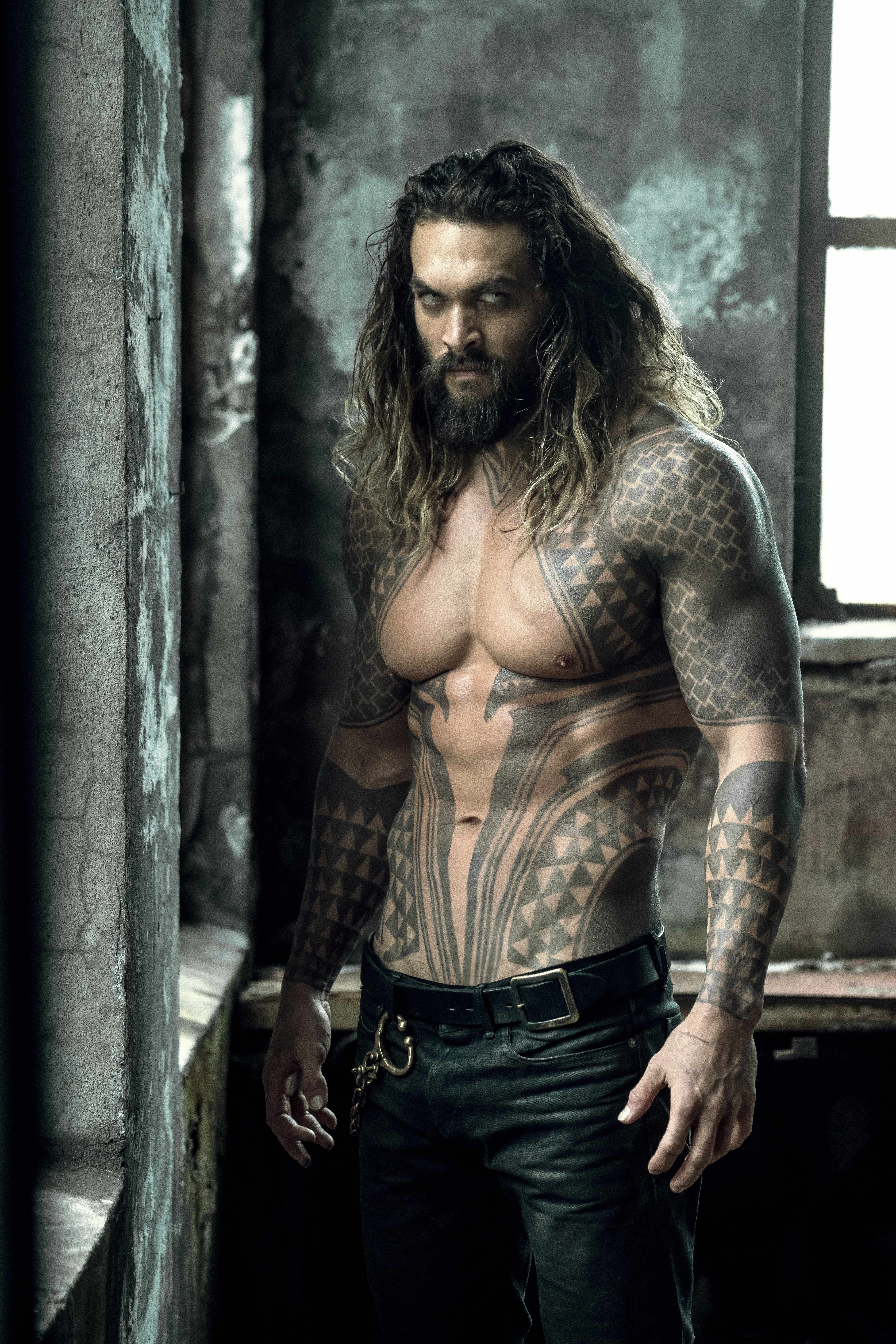 aquaman-jason-momoa-1546510218
