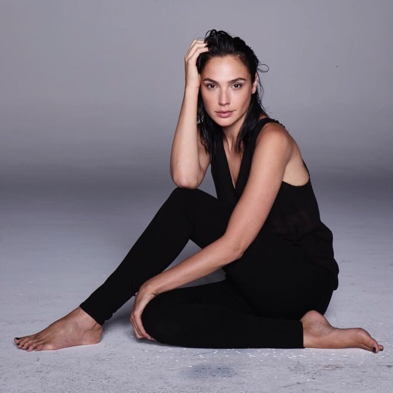 Gal Gadot: Viste ropa negra ajustada. No lleva calzado. Su cabello está suelto y parece húmedo.…