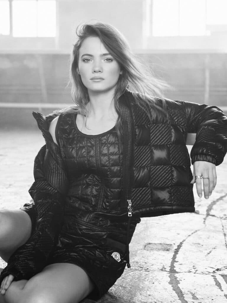 Freya Allan: Lleva un abrigo acolchado negro, con diseño de rombos grueso, encima de un top…