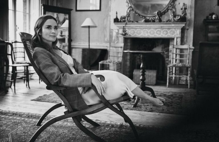 Emily Blunt: Se ve a alguien sentado en una silla mecedora en una habitación con decoración…