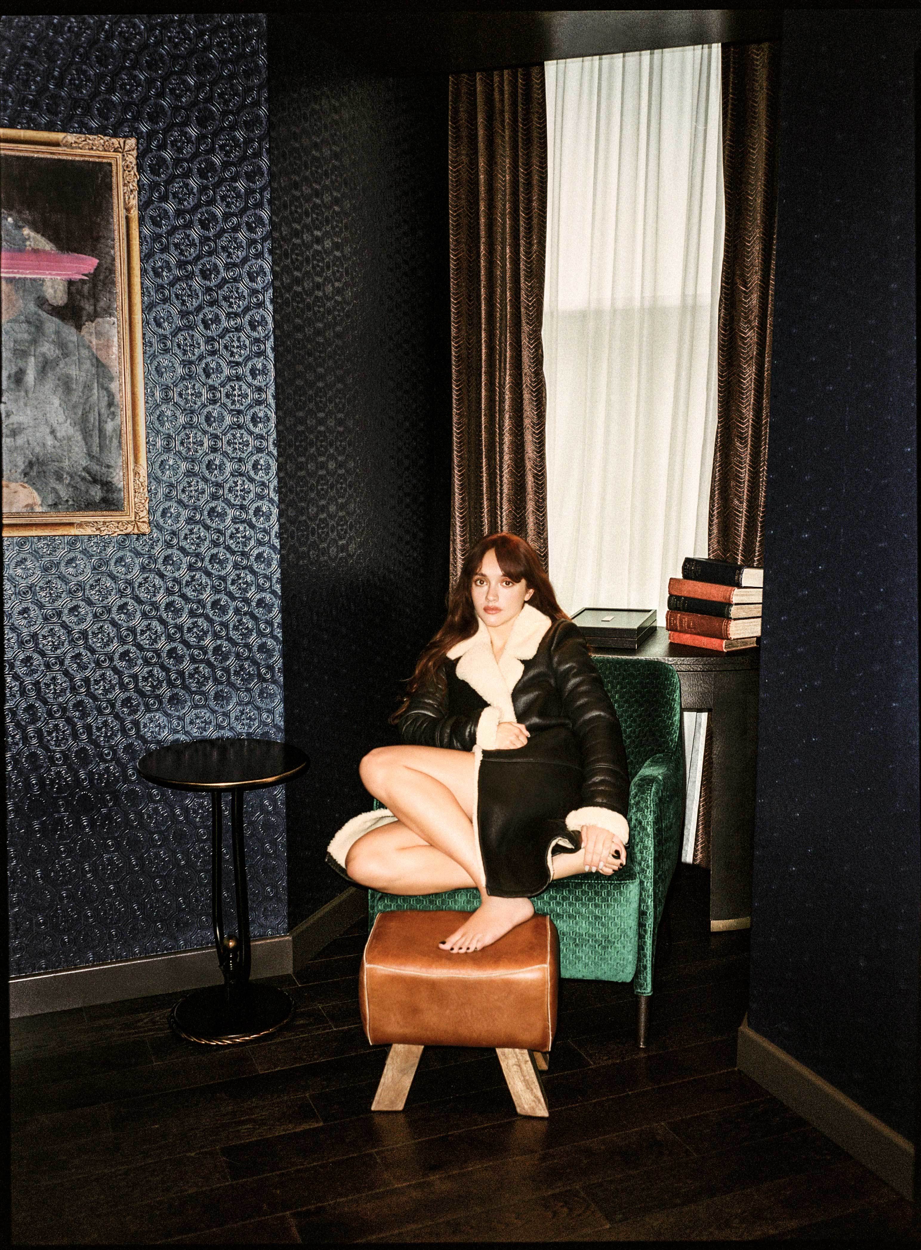 Olivia-Cooke-Feet-8009364