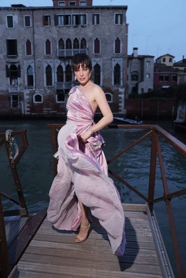 Milla Jovovich: Luce un vestido largo de un solo hombro en tonos lila con detalles brillantes.…