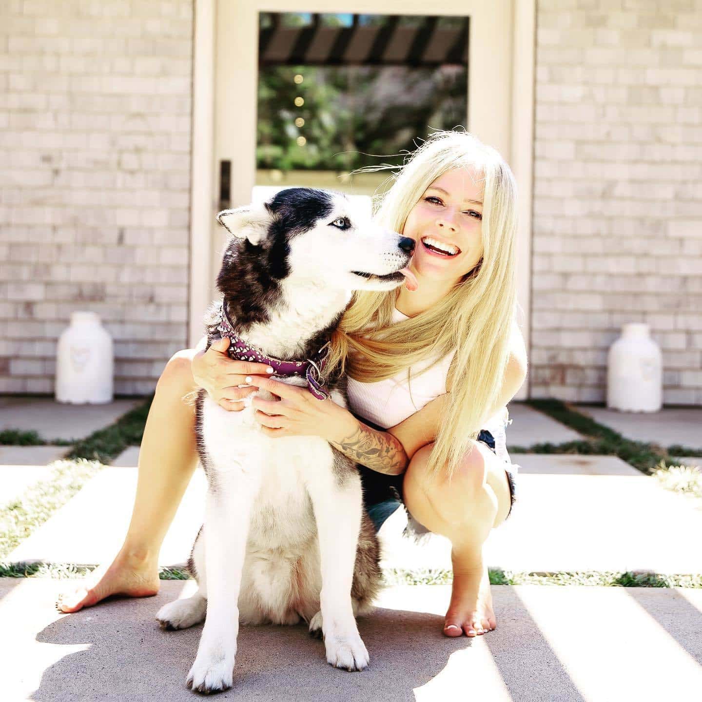 Avril-Lavigne-Feet-6031121