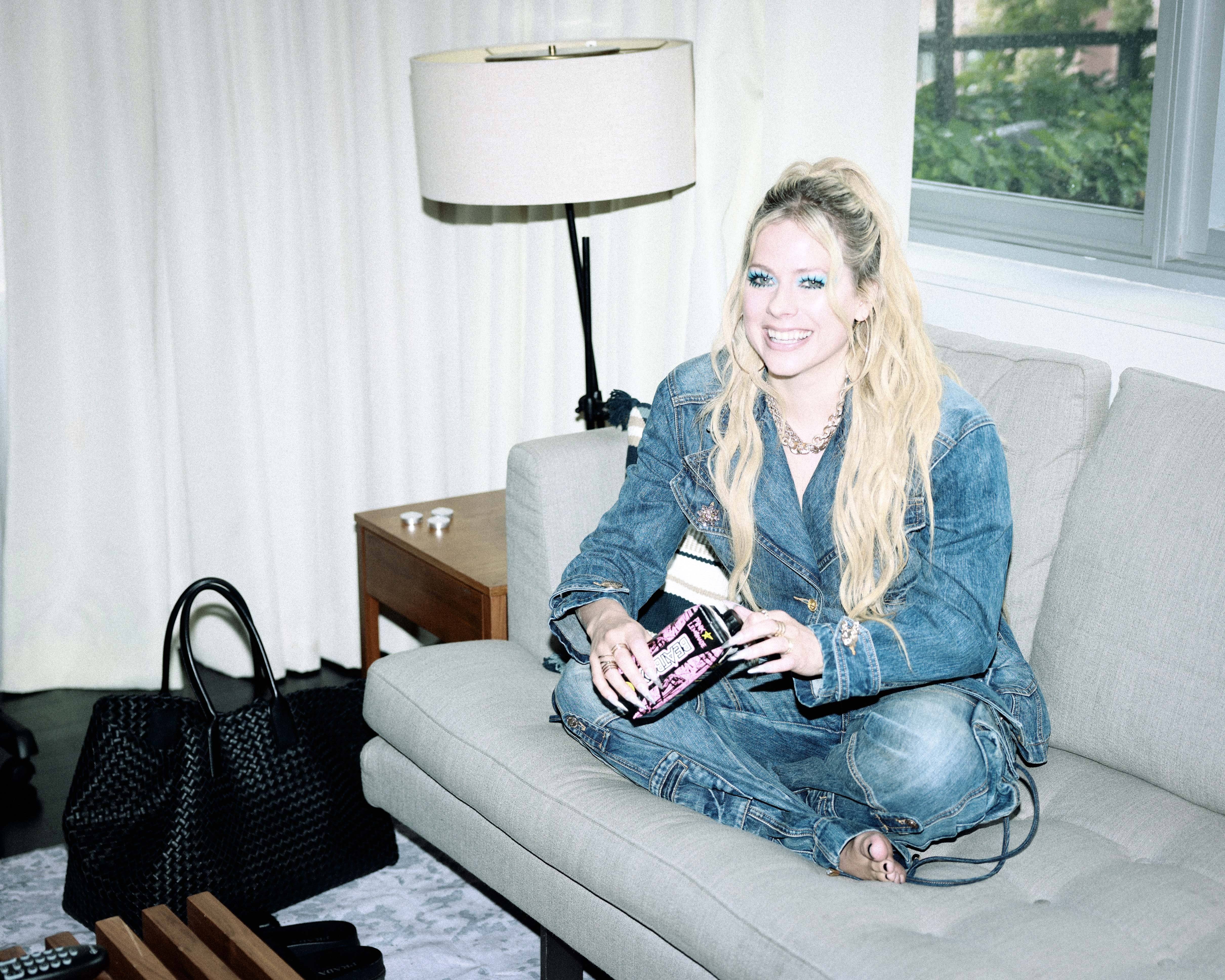 Avril-Lavigne-Feet-7455238