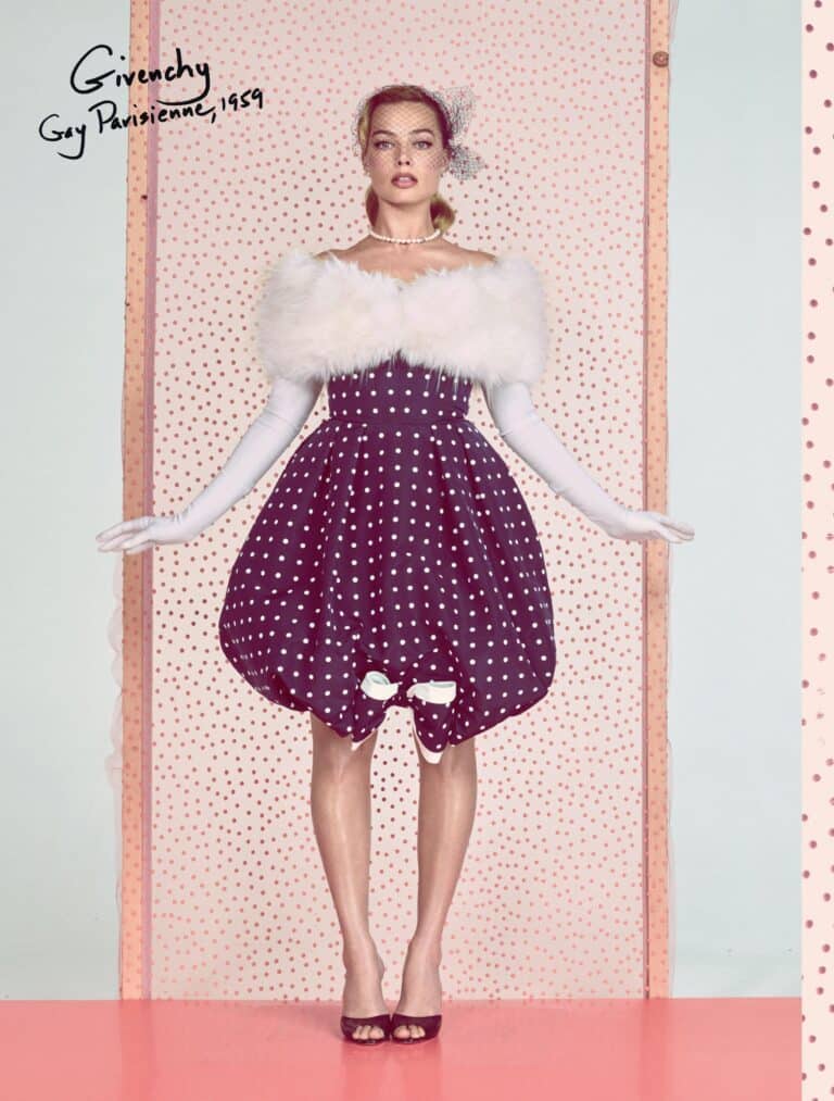 Margot Robbie: Lleva un vestido de lunares morados con fondo blanco, con un diseño abombado y…