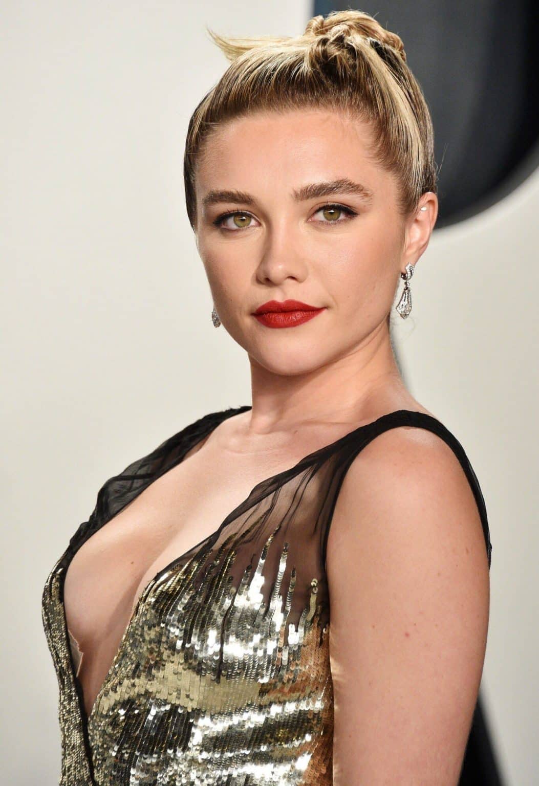 Florence-Pugh-facelift-1053x1536-1