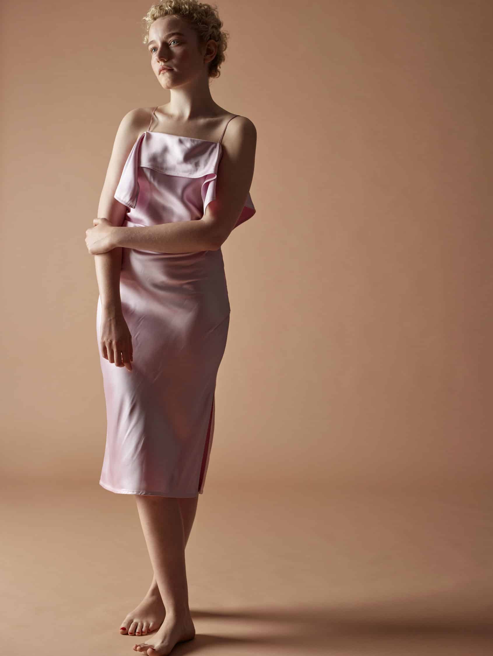 Julia-Garner-Feet-4824572