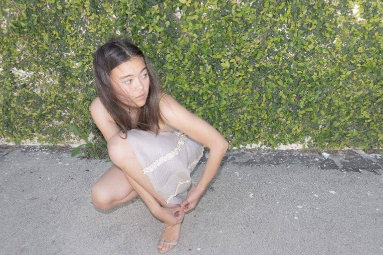 Lukita Maxwell: Luce un vestido corto y ligero de tirantes, con un detalle de volantes. Está…