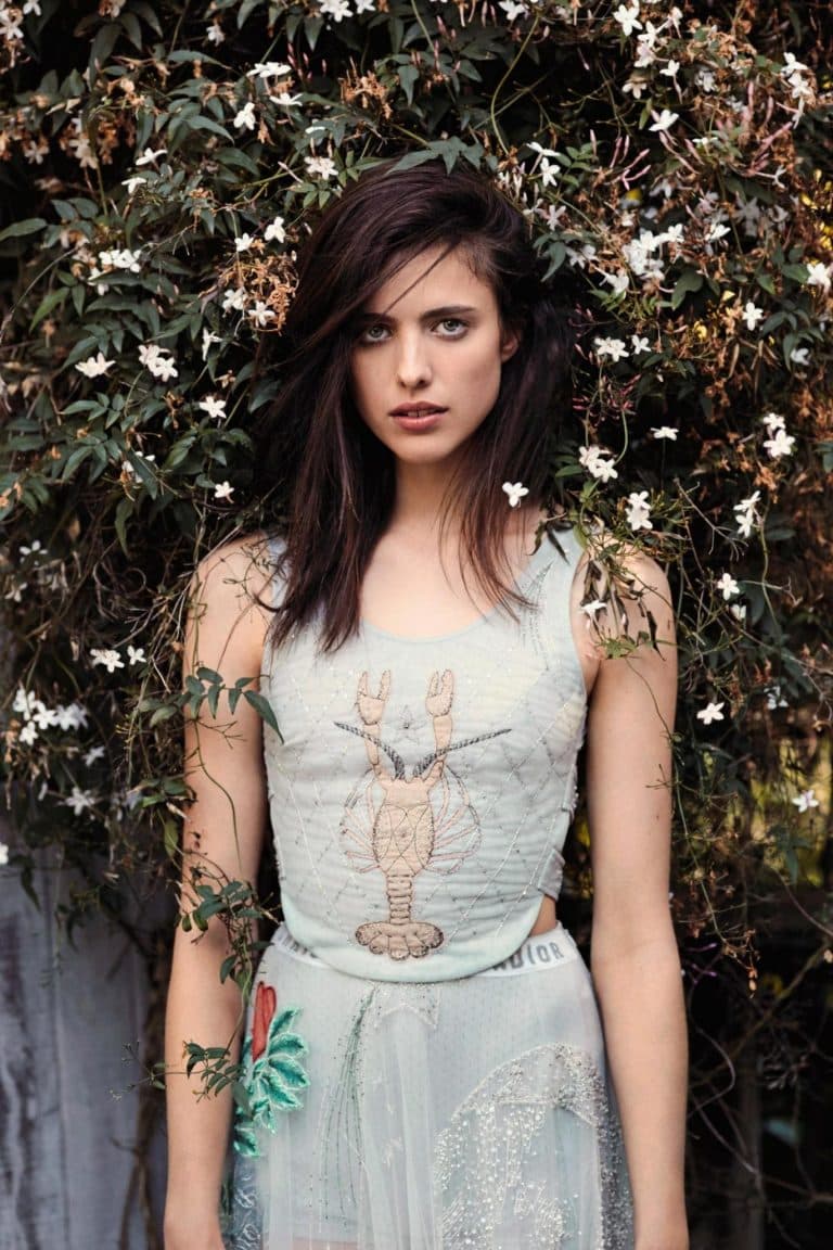Margaret Qualley: Lleva un vestido azul claro con detalles bordados, incluyendo un diseño de langosta. La…