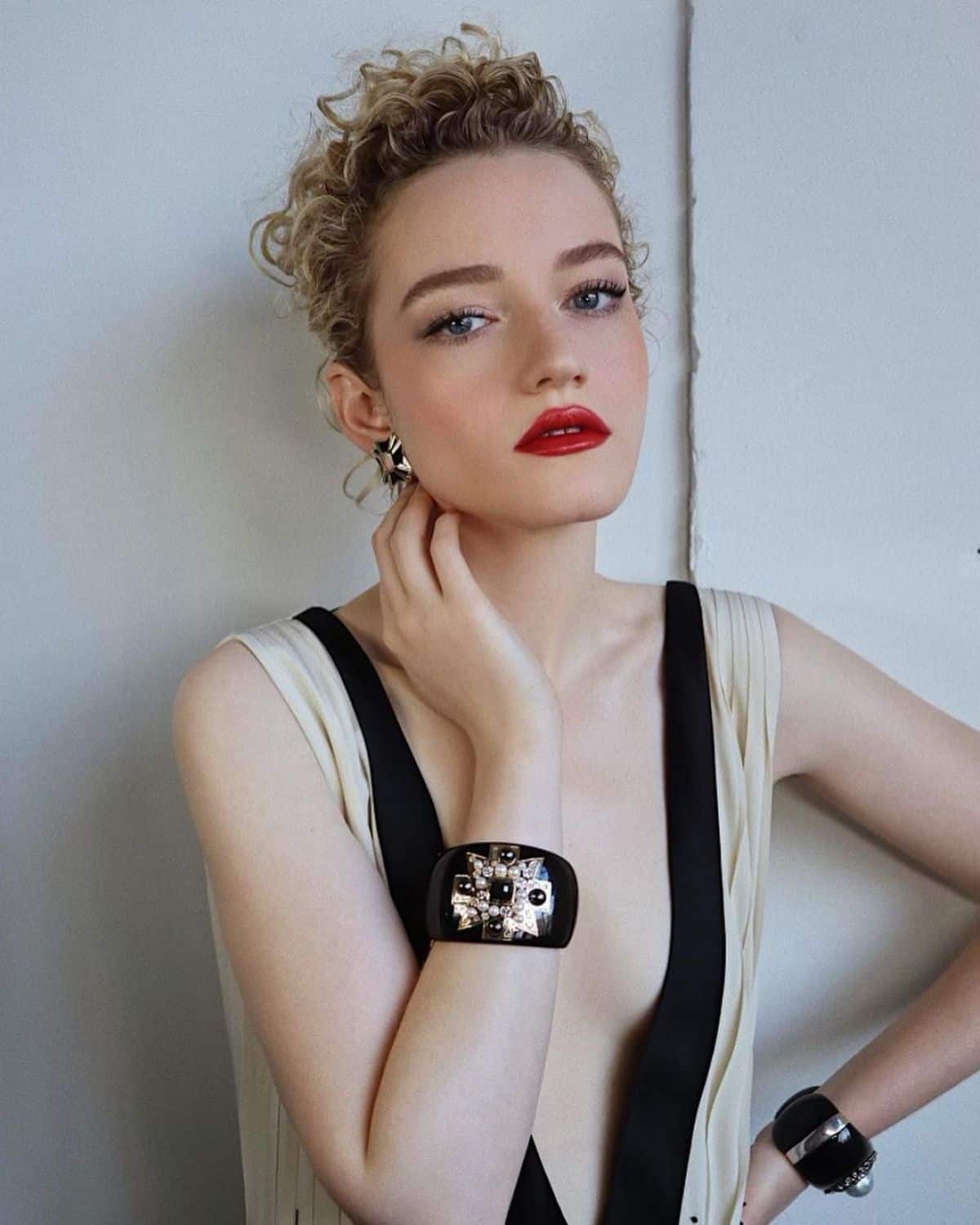 julia-garner-2021-golden-globes-photoshoot-5