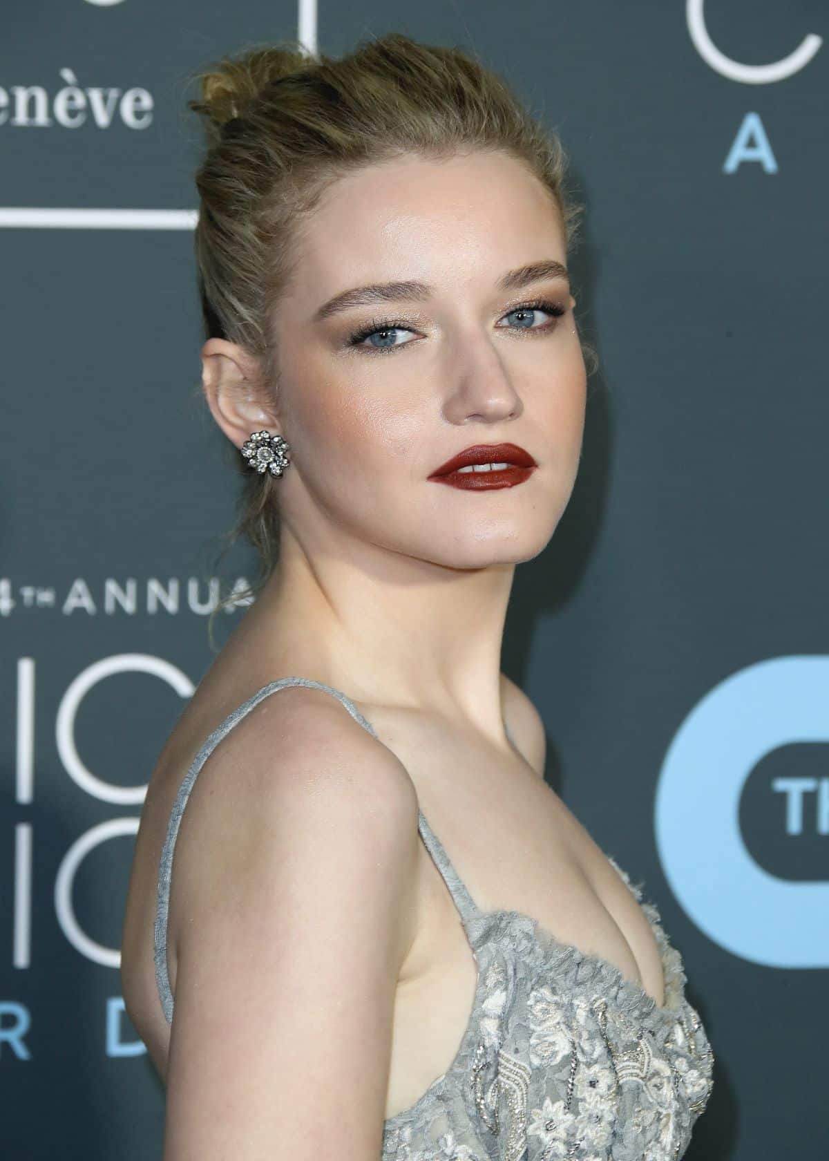 julia-garner-at-2019-critics-choice-awards-in-santa-monica-01-13-2019-3