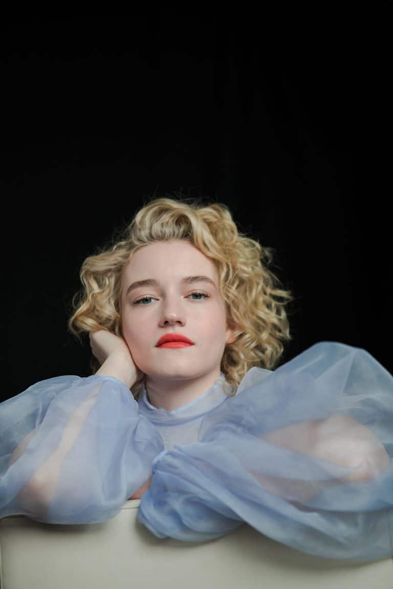 Julia Garner con 23-24 años