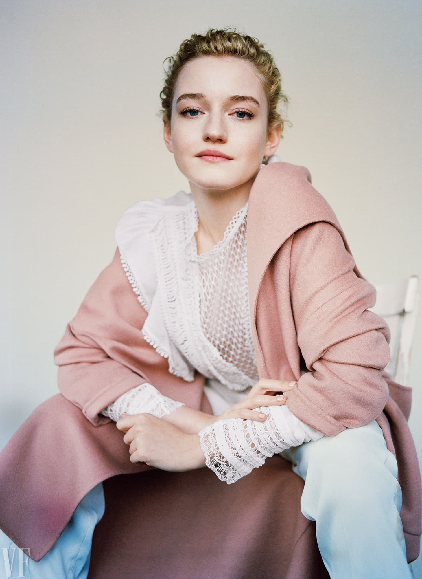 l-MAG-1318-Vanities-Julia-Garner