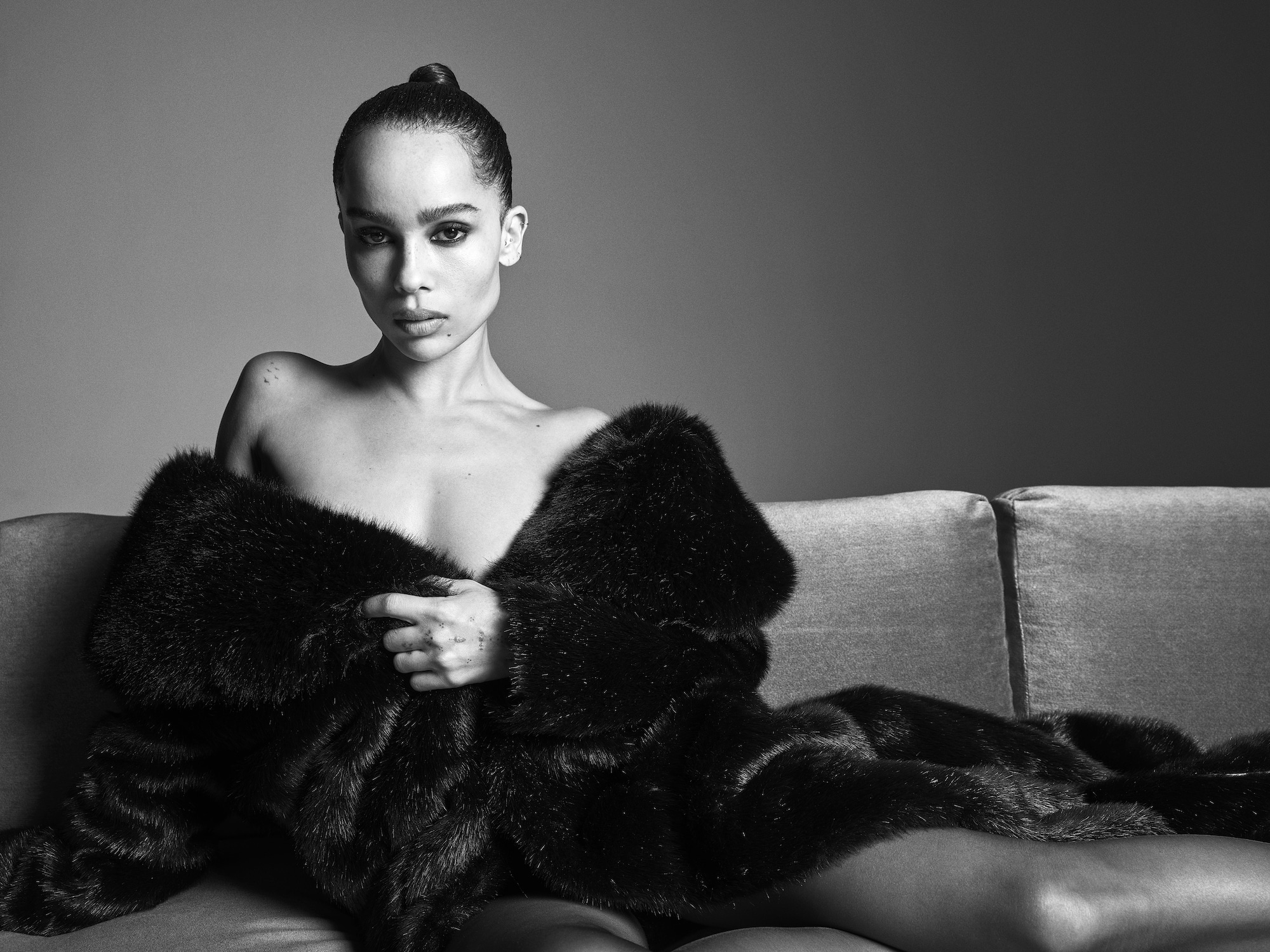wallpapersden.com_zoe-kravitz-actress-monochrome-2022_2000x1500