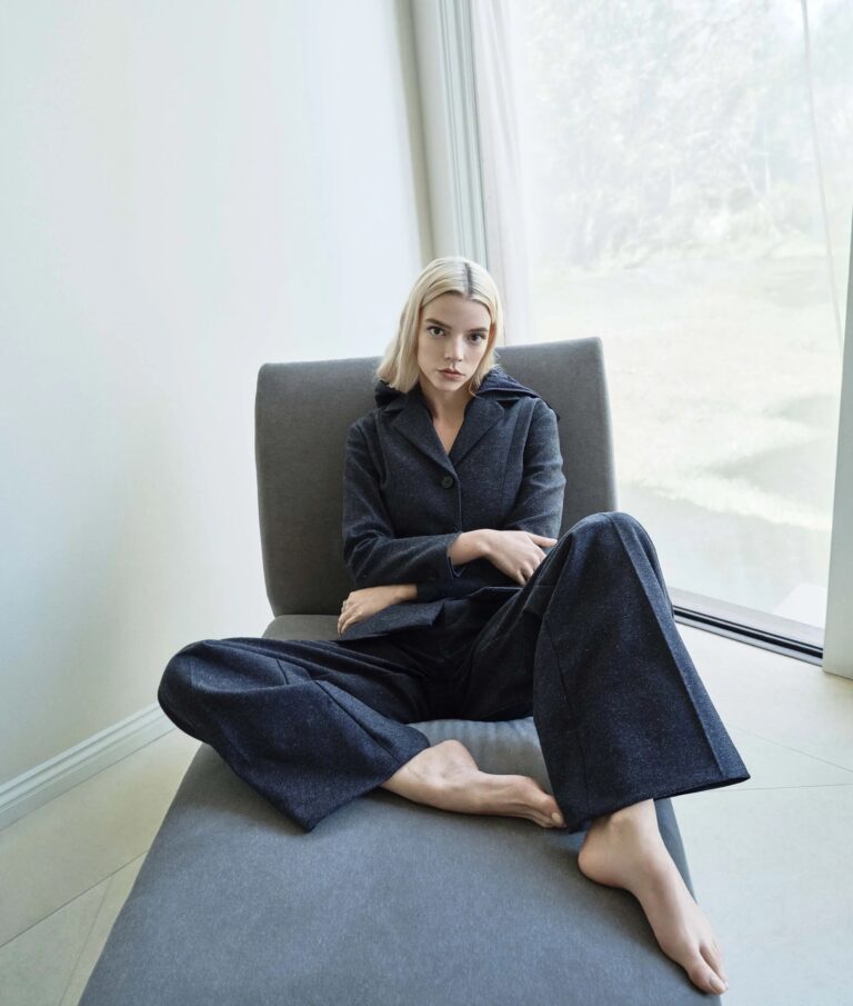 Anya Taylor-Joy: Luce un conjunto de chaqueta y pantalón amplio de color azul oscuro. No lleva…