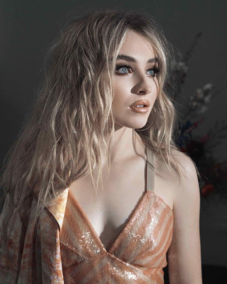 Sabrina Carpenter con 18-19 años