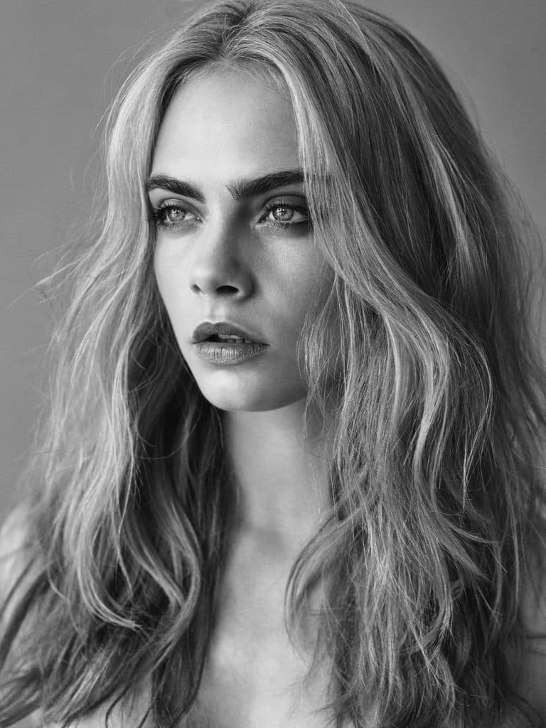 Cara Delevingne: Can you help us describe this image?
