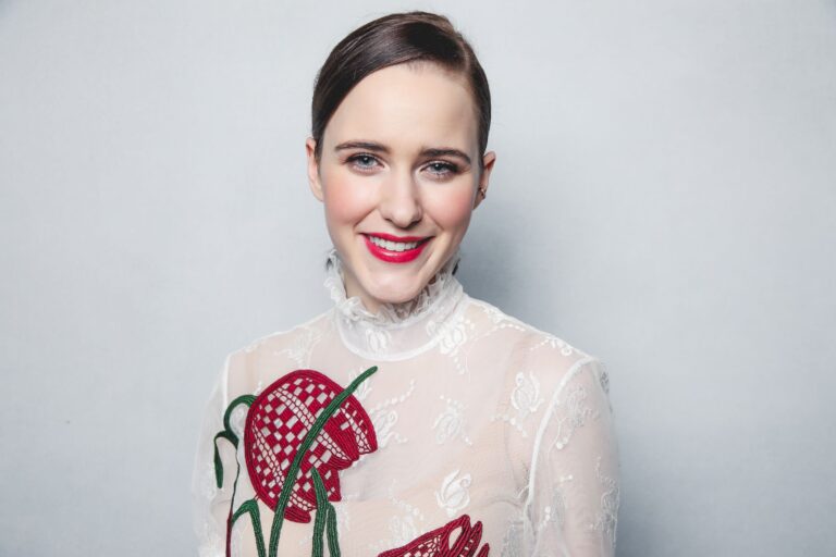 Rachel Brosnahan con 27-28 años