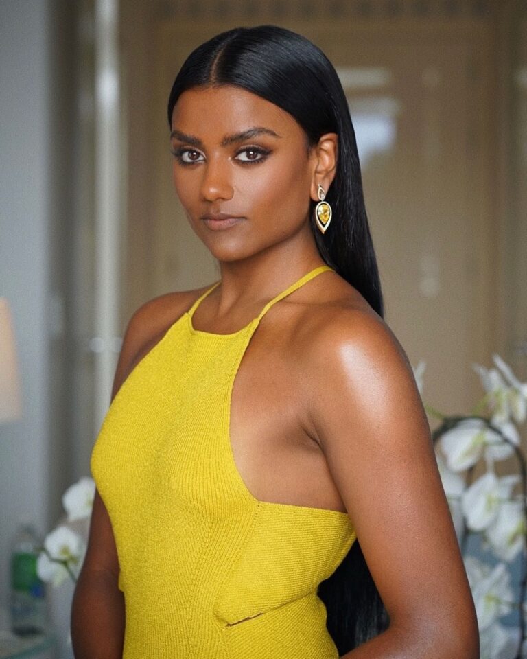 Simone Ashley con 26-27 años