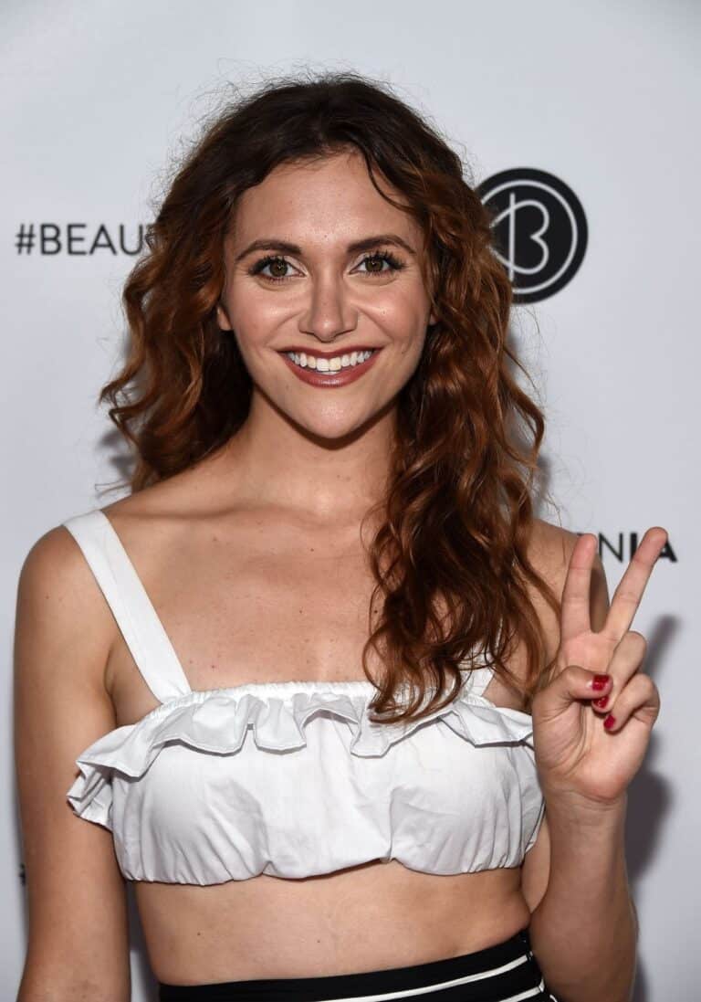 Alyson Stoner con 23-24 años