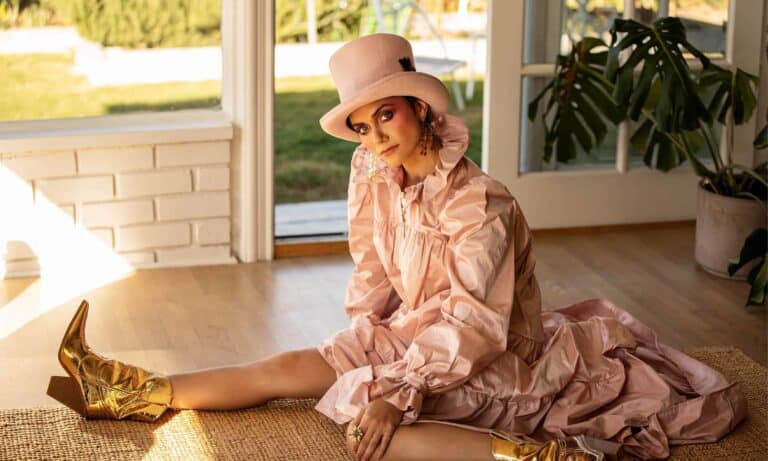 Alyson Stoner con 25-26 años