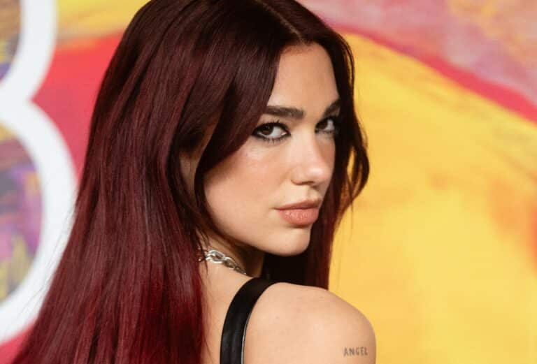 Dua Lipa: Cabello largo y oscuro con un maquillaje que resalta los ojos. Lleva un vestido…