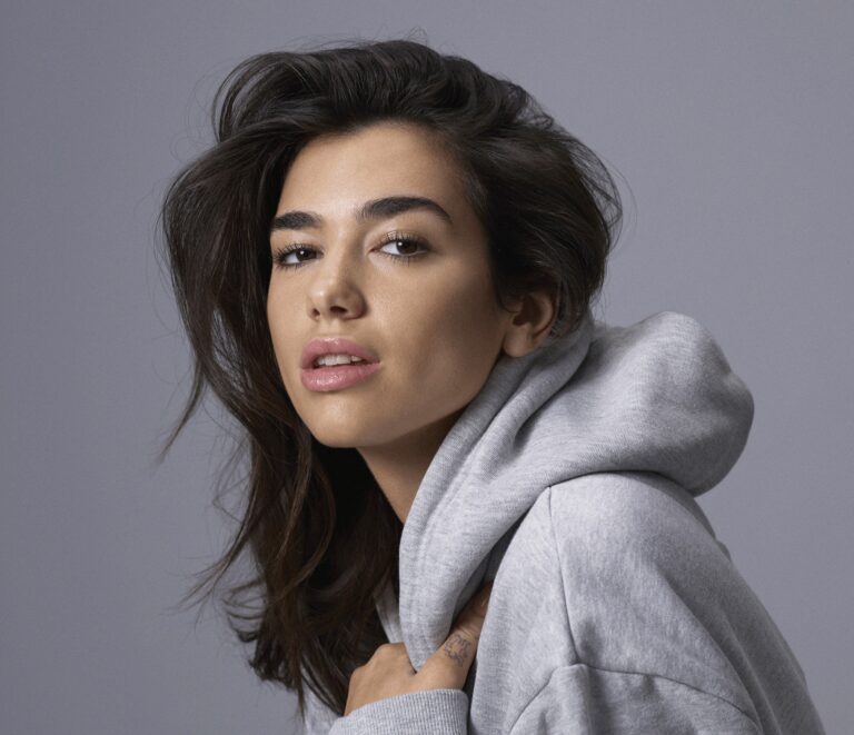 Dua Lipa con 22-23 años