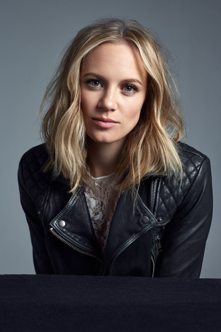 Danielle Savre con 29-30 años