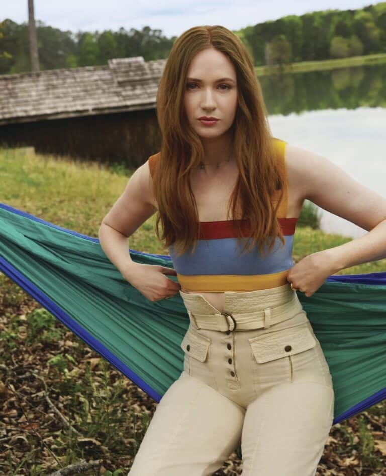 Karen Gillan: Her hair is long and loose. Wears a sleeveless horizontal-striped top…
