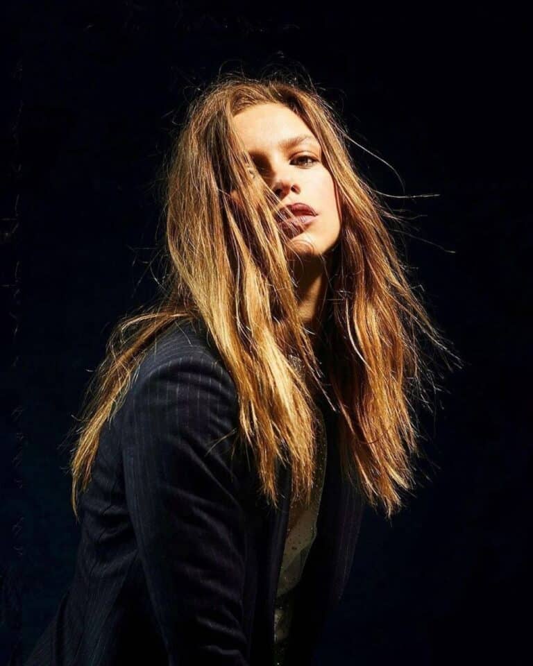 Sophie Cookson con 31-32 años
