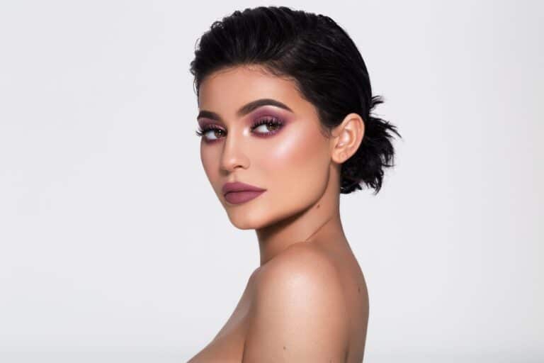 Kylie Jenner: Cabello oscuro y corto, con un maquillaje cuidado en tonos rosados. No hay ropa…