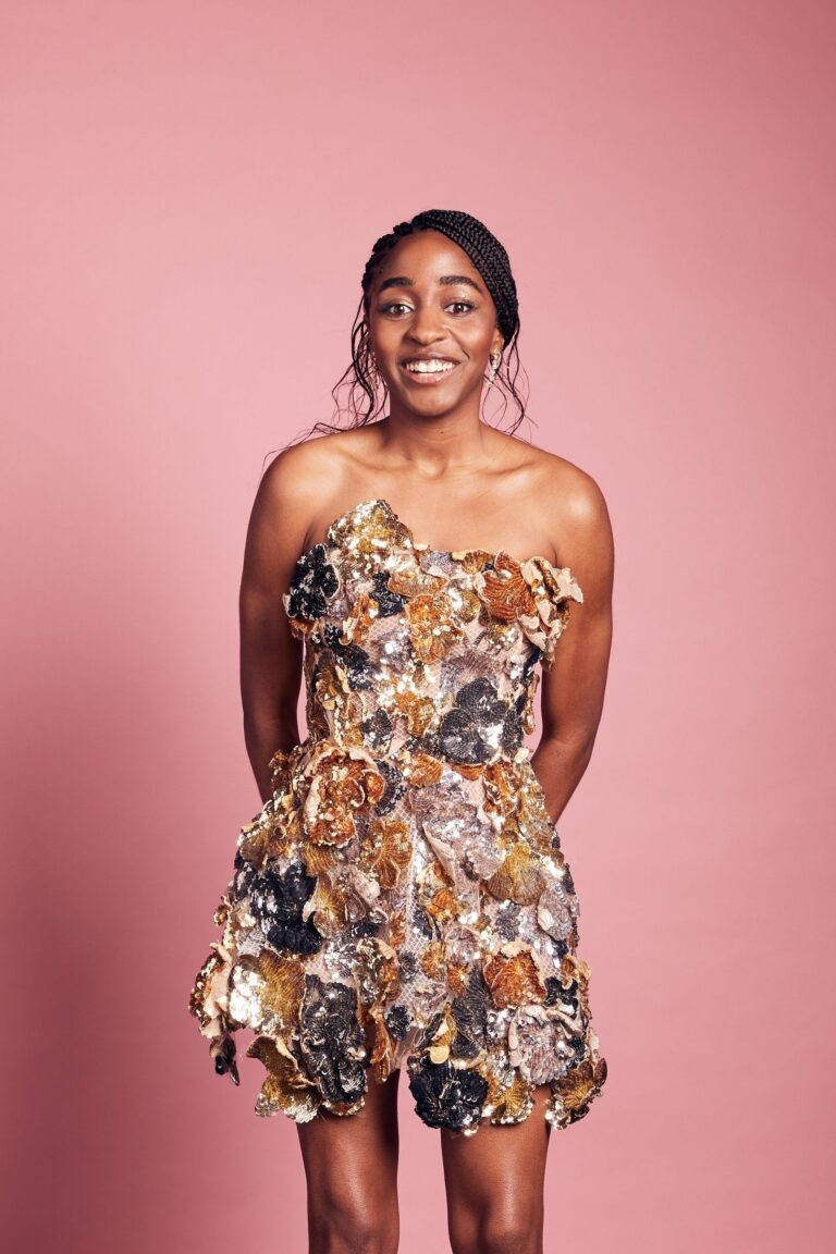 Ayo Edebiri con 28-29 años