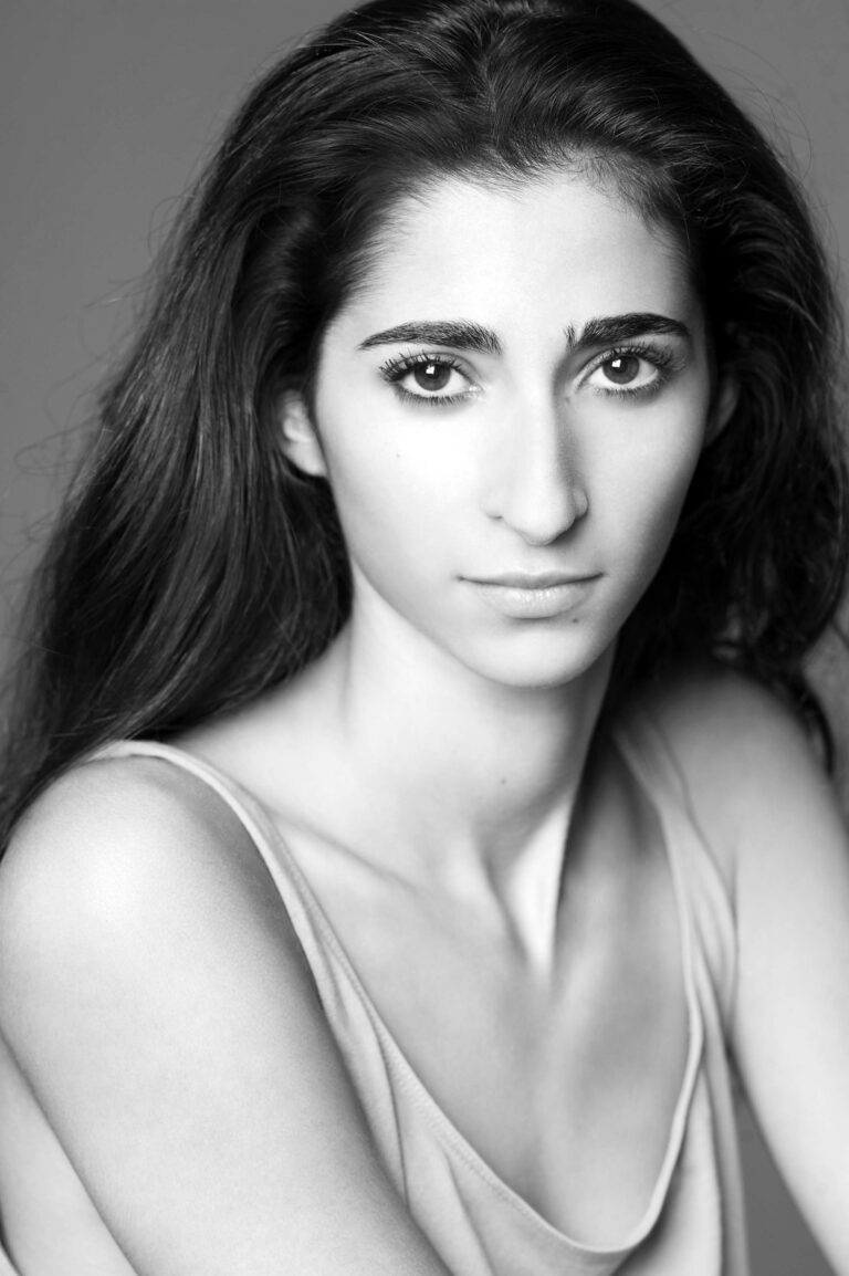 Alba Flores-70277