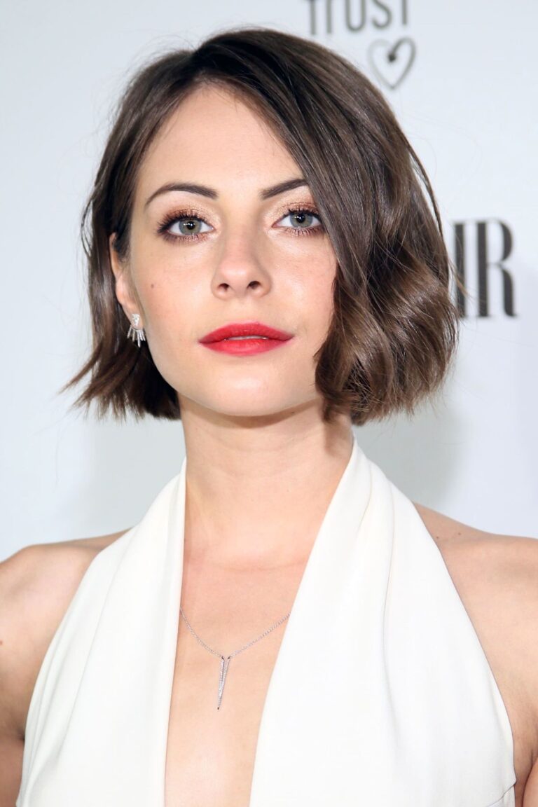 Willa Holland con 23-24 años