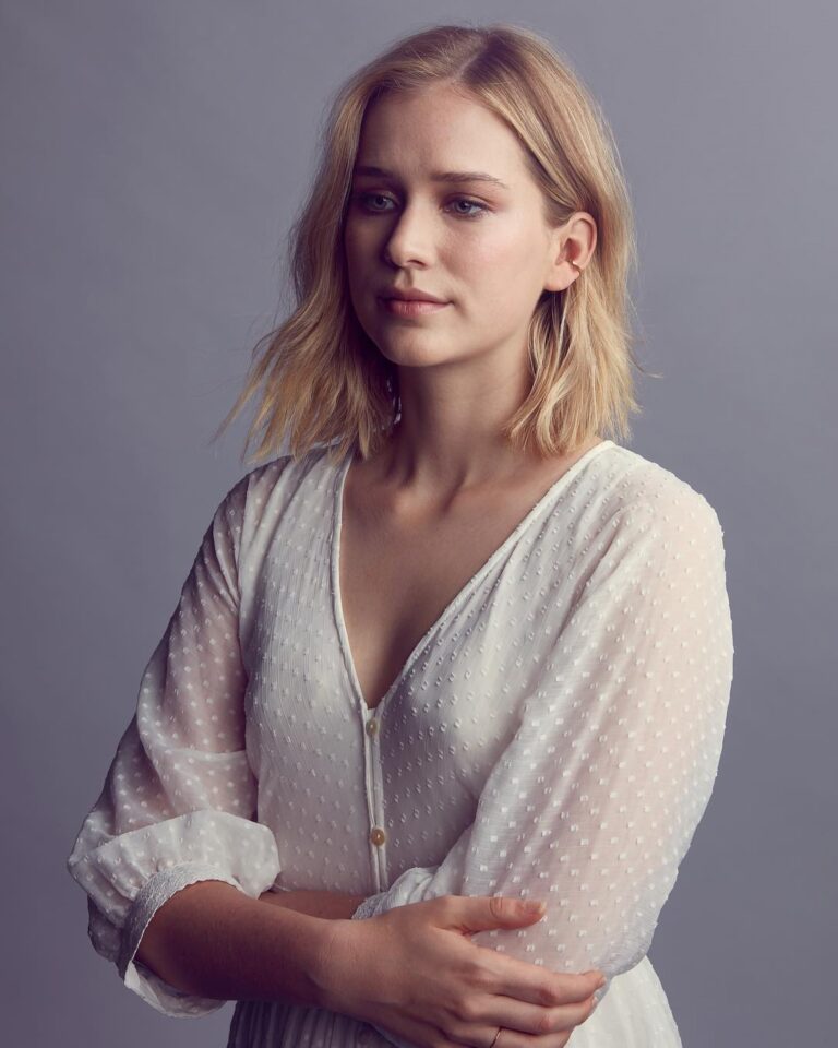 Elizabeth Lail con 26-27 años
