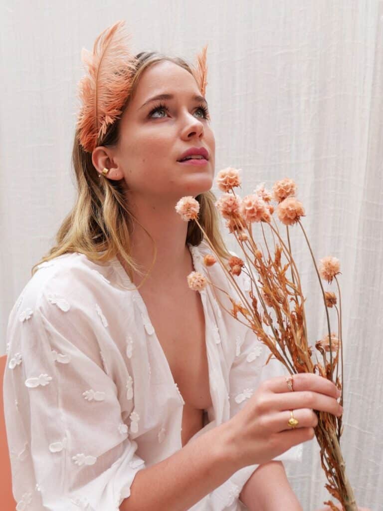 Elizabeth Lail con 28-29 años