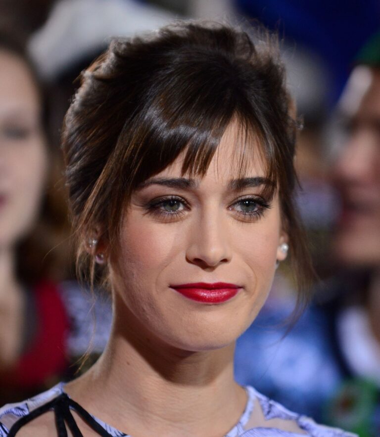 Lizzy Caplan-76577
