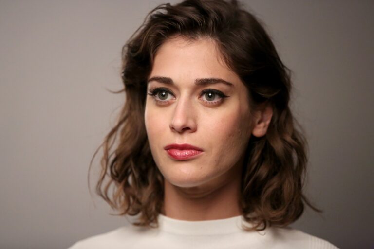 Lizzy Caplan-76619