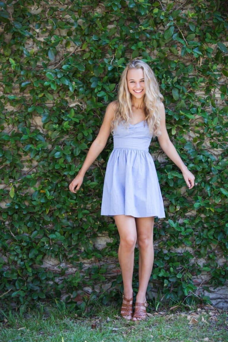 Madison Iseman: Luce un vestido azul claro sin mangas y sandalias marrones. Su cabello es largo…