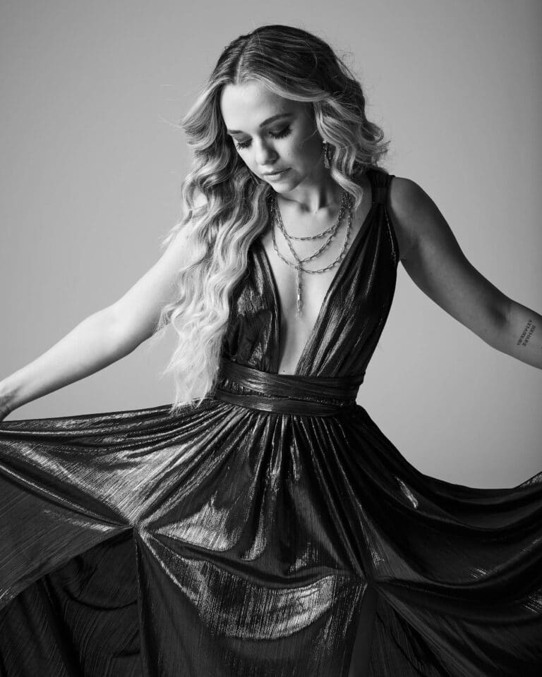 Madison Iseman con 23-24 años