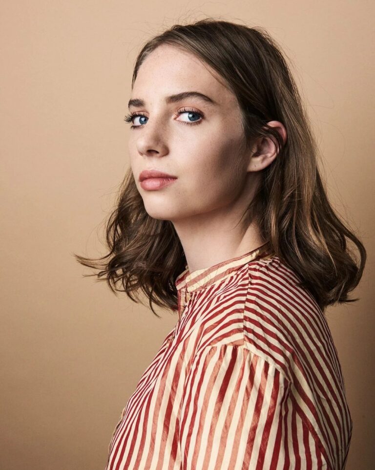 Maya Hawke con 20-21 años