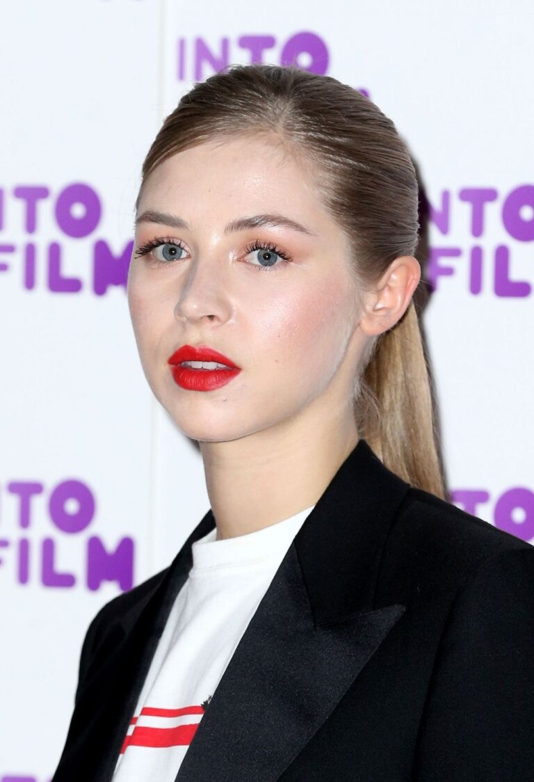 Hermione Corfield con 24-25 años