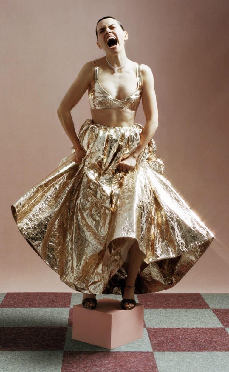 Daisy Ridley: Wears a shiny gold outfit made up of a top and a voluminous skirt. Completes&hellip;