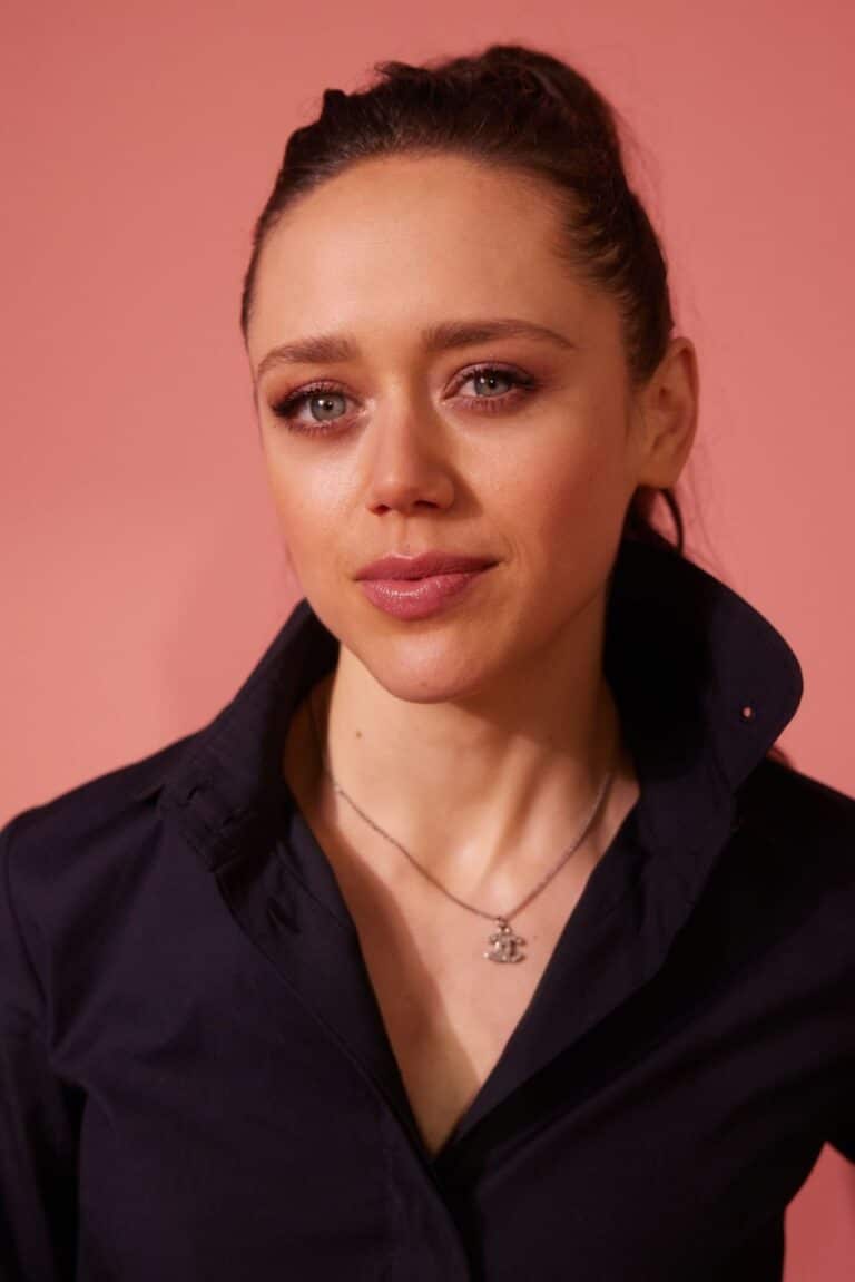 Daisy Head con 31-32 años