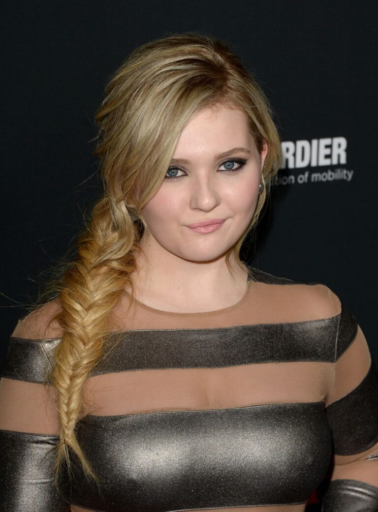 Abigail Breslin con 16-17 años