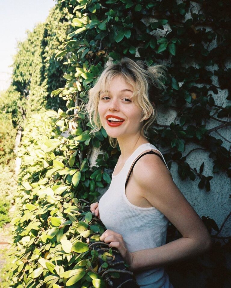 Emily Alyn Lind con 17-18 años