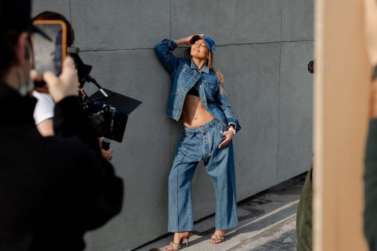Jennifer Lopez: Viste un conjunto de mezclilla compuesto por chaqueta, pantalones anchos y gorra. Lleva un…